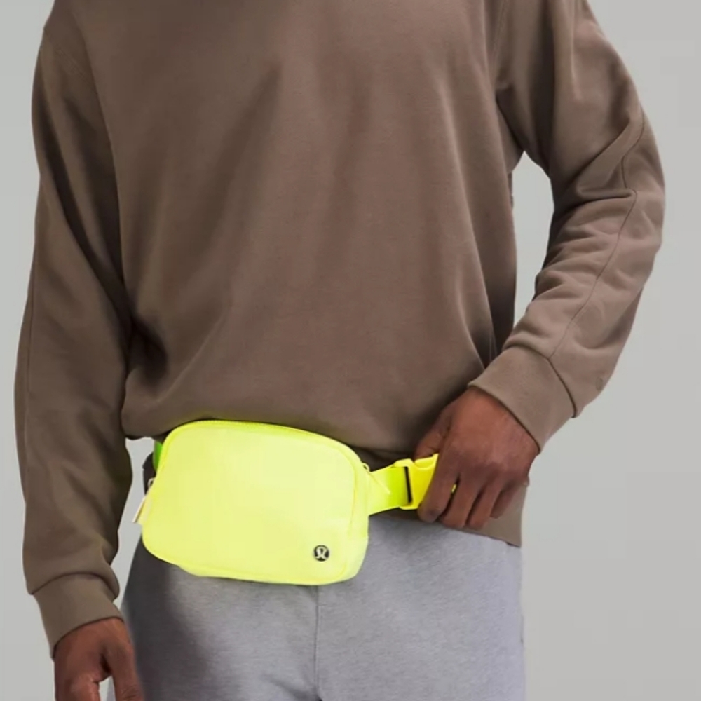🆕️ LULULEMON EVERYWHERE BELT BAG - ELECTRIC LEMON COLOR - Picture 4 of 12